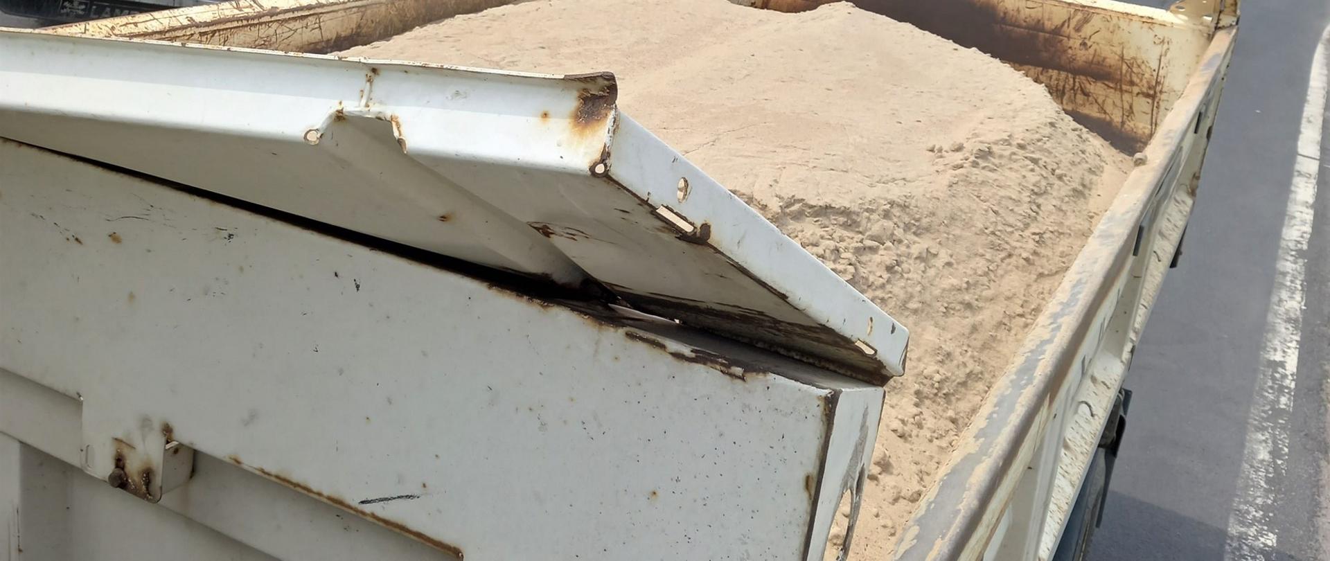 Stwierdzono również niezabezpieczenie ładunku sypkiego, brak odczytu danych z tachografu w wymaganym terminie oraz naruszenia z zakresu czasu pracy kierowcy