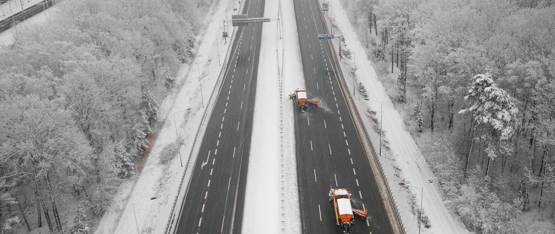 Pługosolarki w trakcie pracy podczas akcji zima.