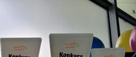 trzy statuetki z pierwszym, drugim i trzecim miejscem. 