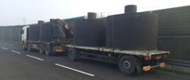 Za ciężki samochód ciężarowy z przyczepą przewoził cztery duże szamba betonowe. Został zatrzymany do kontroli drogowej na ekspresowej „siódemce” koło Grójca.