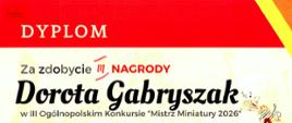 Zdjęcie przedstawia dyplom zdobyty na III Ogólnopolskim Konkursie "Mistrz Miniatury 2026". U góry i na dole czerwone tło. Po środku informacje dotyczące laureata oraz graficzny rysunek przedstawiający skrzypce, nuty i metronom.