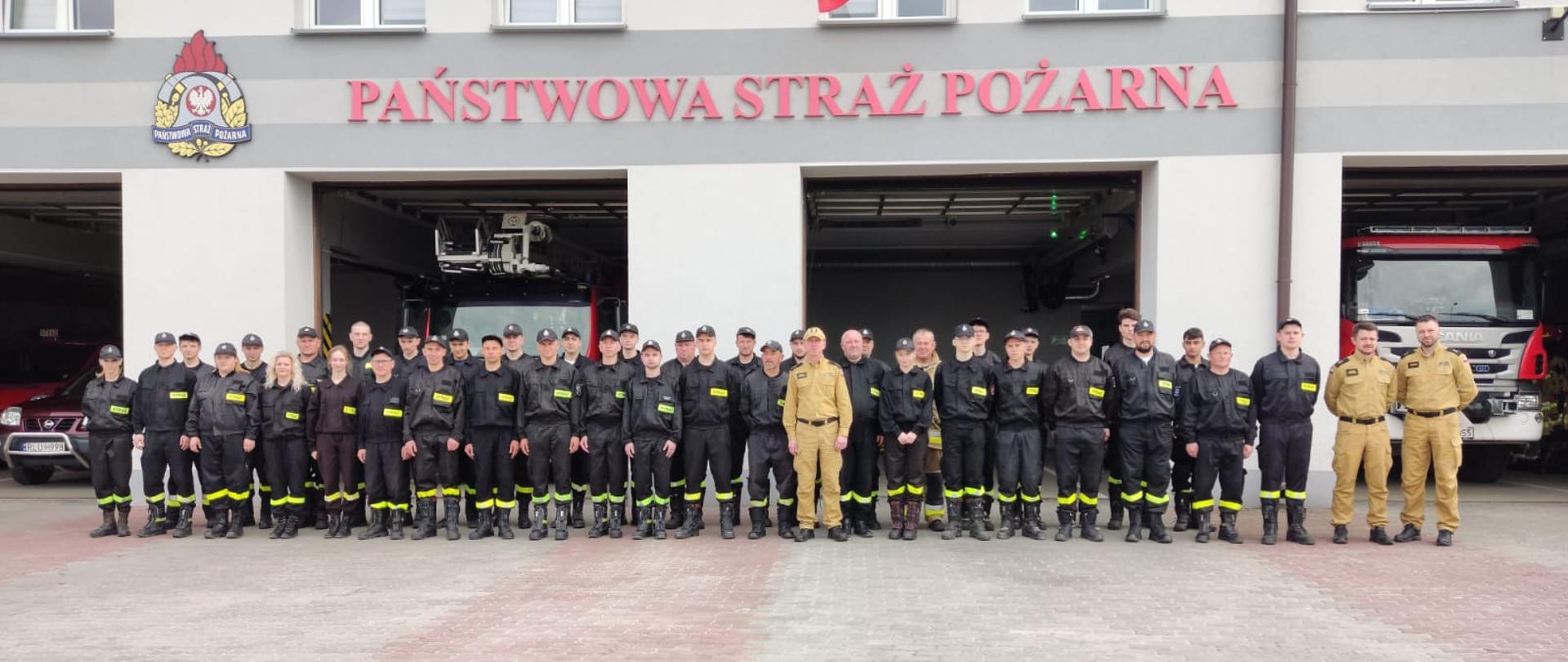 Zdjęcie przestawia strażaków OSP oraz PSP podczas zbiórki przed budynkiem Jednostki Ratowniczo-Gaśniczej w Lubaczowie