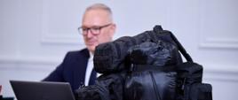 Plecak ewakuacyjny. Co to właściwie jest i dlaczego ratuje czas