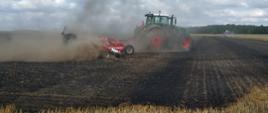 Pożar areału rolnego w miejscowości Tychowo. Zdjęcie przedstawia pole uprawne oborywane przez ciągnik z agregatem talerzowym