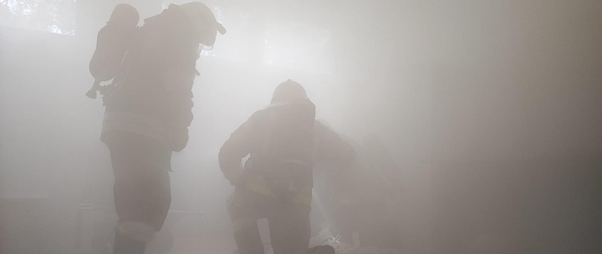 W dniu 21 czerwca 2022 r. o godz. 11:00 na terenie obiektu Stowarzyszenia Monar-Mazowieckie Centrum Pomocy Bliźniemu MARKOT w Turowie przeprowadzono ćwiczenia doskonalące dla Jednostki Ratowniczo-Gaśniczej oraz wybranych jednostek OSP.
Ćwiczenia obejmowały dwa epizody:
• pożar w pawilonie mieszkalny na drugiej kondygnacji gdzie przez ogień została odcięta droga ewakuacji i dwie osoby zostały uwięzione w jednym z pomieszczeń socjalnych;
• pożar w budynku warsztatowym z jedną osobą poszkodowaną, która znajdowała się na dachu budynku.
Ćwiczenia miały na celu sprawdzenie prawidłowości przeprowadzenia ewakuacji osób znajdujących się w obiekcie, zapoznanie z drogami dojazdowymi oraz kontrola sieci hydrantowej, praktyczne sprawienie sprzętu potrzebnego do likwidacji występującego zagrożenia.
W ćwiczeniach brały udział:
• Jednostka Ratowniczo-Gaśnicza;
• OSP Obrąb;
• OSP Rostkowo;
• OSP Leszno.