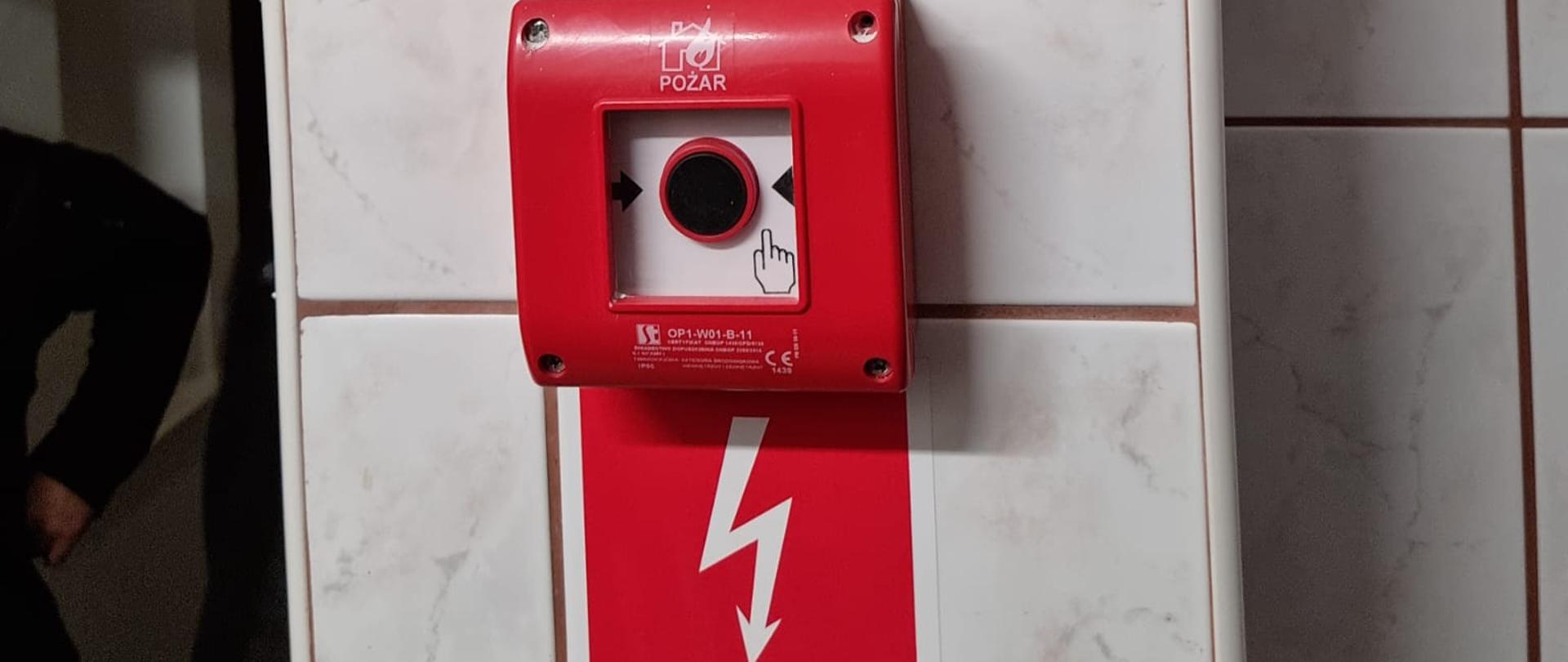 Na zdjęciu widać główny wyłącznik prądu.