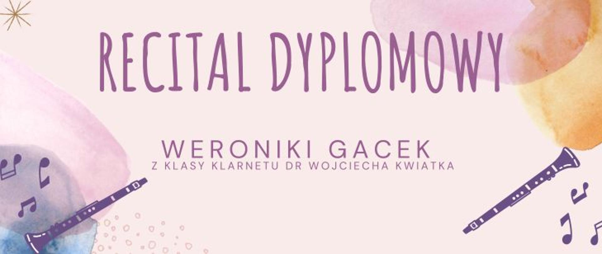 Pionowy plakat utrzymany jest w ciepłej kolorystyce pastelowej. Tło jest jasnoróżowe, a w górnej i dolnej części widoczne są nieregularne plamy w odcieniach fioletu, różu i żółci, przypominające akwarelowe rozmycia. Na samej górze, po lewej stronie, znajduje się delikatna, stylizowana grafika w kolorze złotym, przypominająca rozchodzące się promienie światła lub małą gwiazdkę. Centralną część plakatu zajmuje duży napis "RECITAL DYPLOMOWY" w kolorze ciemnofioletowym, używający czcionki przypominającej odręczne pismo.Poniżej, mniejszą czcionką w tym samym ciemnofioletowym kolorze, znajduje się informacja: "WERONIKI GACEK" oraz pod spodem "Z KLASY KLARNETU DR WOJCIECHA KWIATKA". W lewym dolnym rogu plakatu, na tle fioletowej plamy, widać schematyczny rysunek klarnetu w kolorze fioletowym, z kilkoma nutami muzycznymi również w tym samym kolorze unoszącymi się wokół niego.
Analogicznie, w prawym dolnym rogu, na tle żółto-pomarańczowej plamy, znajduje się kolejny fioletowy rysunek klarnetu, a obok niego unosi się więcej fioletowych nut muzycznych. Całość tworzy harmonijną i estetyczną kompozycję, sugerującą wydarzenie muzyczne