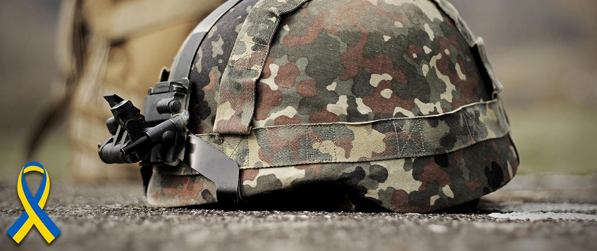 Hełm wojskowy, w lewym dolnym roku wstążeczka w brawach Ukrainy