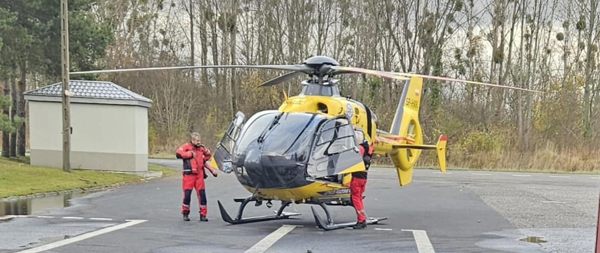 Na zdjęciu znajduje się śmigłowiec LPR, obok niego stoi pilot
