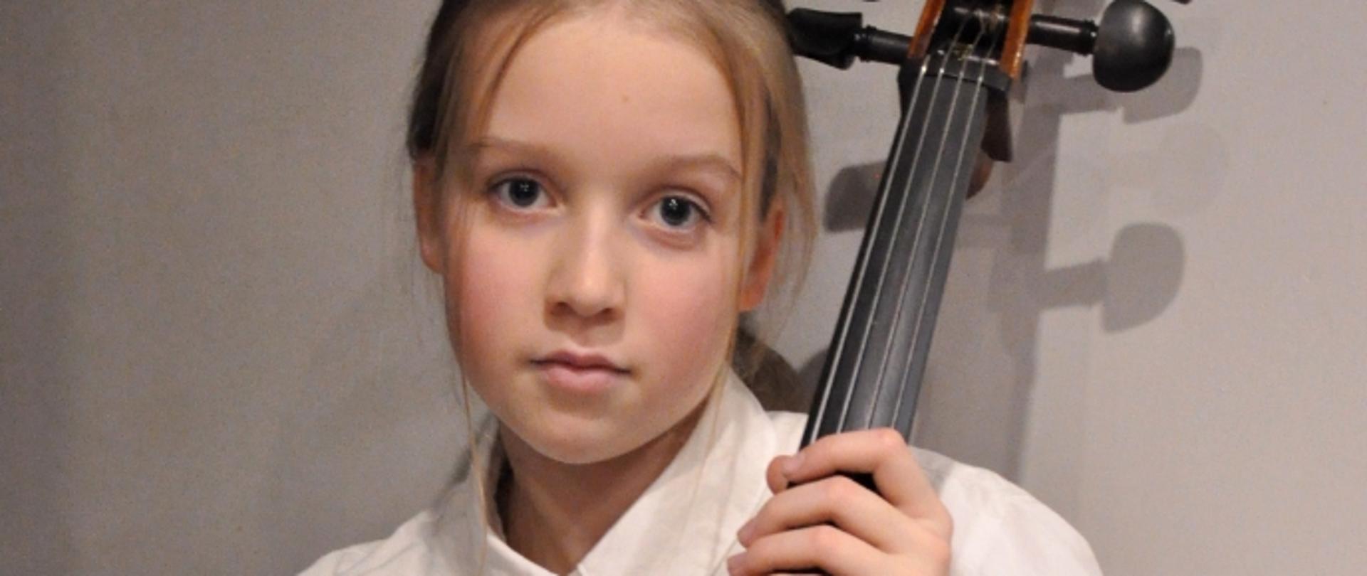 Dziewczynka gra na wiolonczeli - zbliżenie.