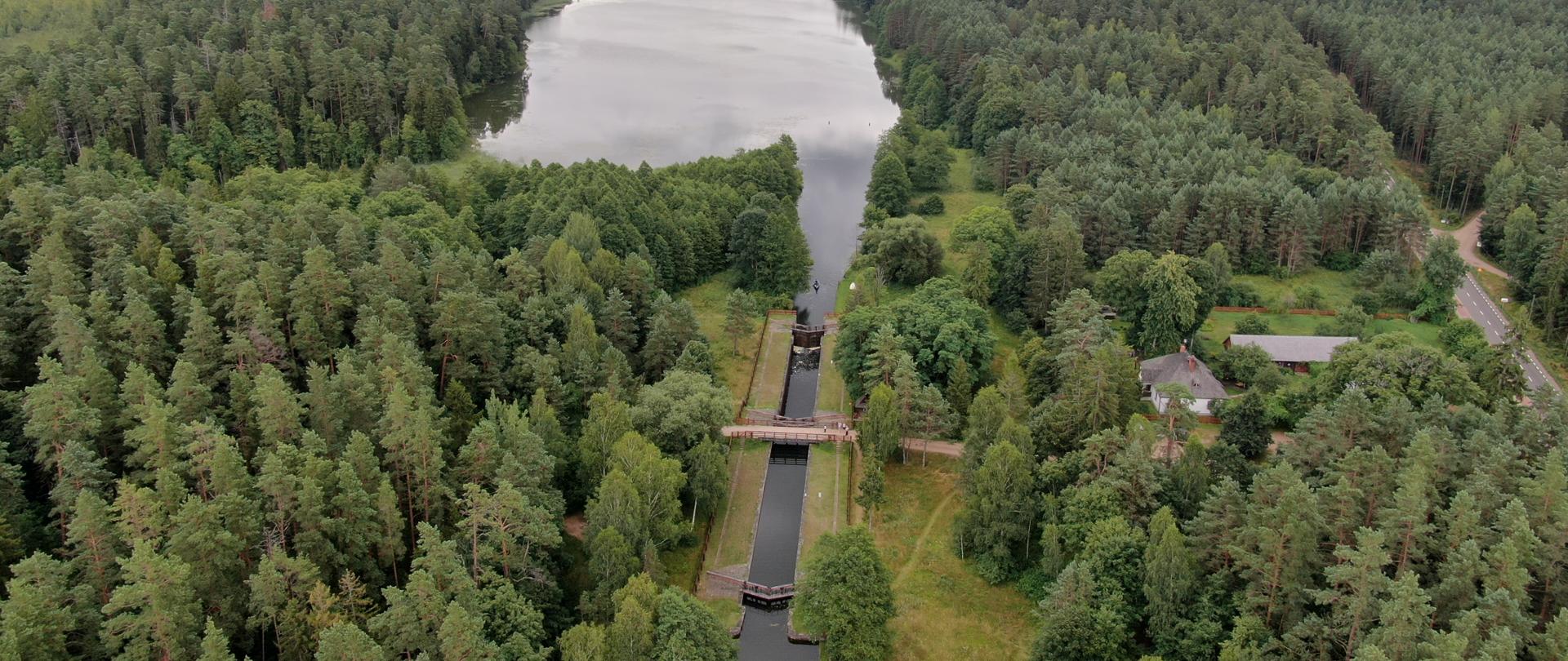 Dziewiąta śluza na Kanale Augustowskim, otoczona Puszczą Augustowską