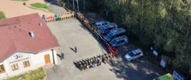Na zdjęciu widoczna jest zbiórka wszytkich ćwiczących na zakończeniu ćwiczeń. Widok z lotu ptaka