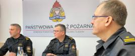 Na zdjęciu komendanci straży pożarnej podczas narady 