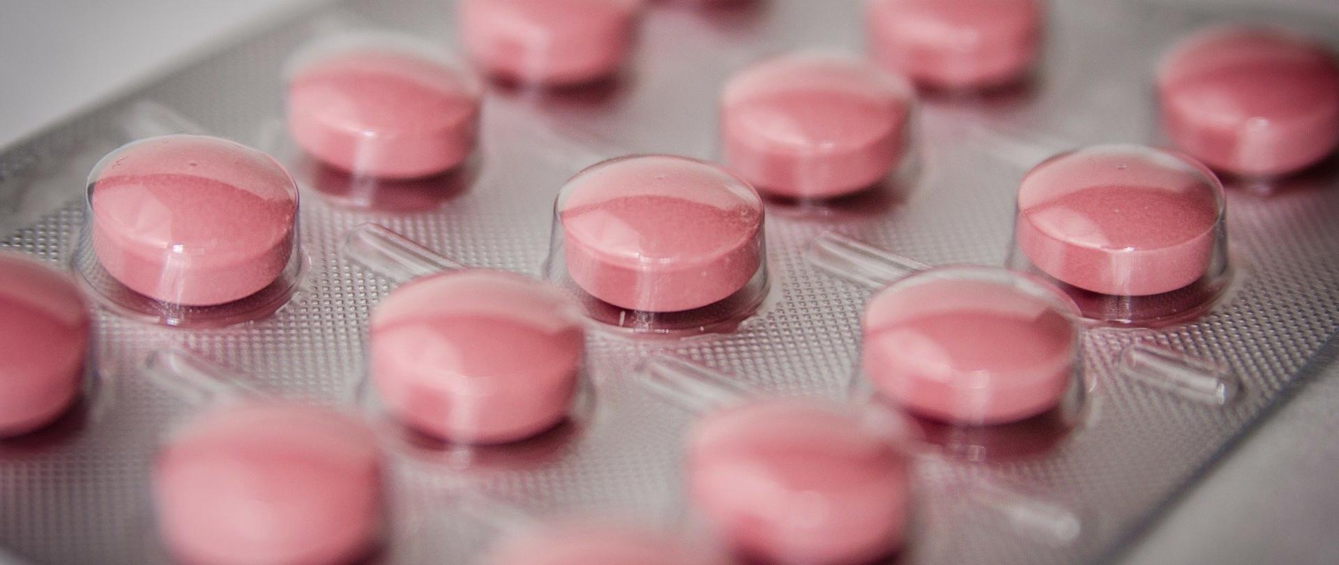 blister z różowymi tabletkami.