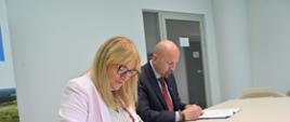 Na zdjęciu od lewej strony: Katarzyna Wierska-Kuberka, Prezes Miejskiego Przedsiębiorstwa Wodociągów i Kanalizacji „WODNIK” Sp. z o.o., Robert Gajda, Zastępca Prezesa NFOŚiGW.