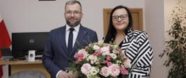 Minister Małgorzata Jarosińska-Jedynak objęła funkcję ministra funduszy i polityki regionalnej w nowym rządzie Mateusza Morawieckiego, minister stoi z bukietem kwiatów, po lewej odchodzący minister funduszy i polityki 