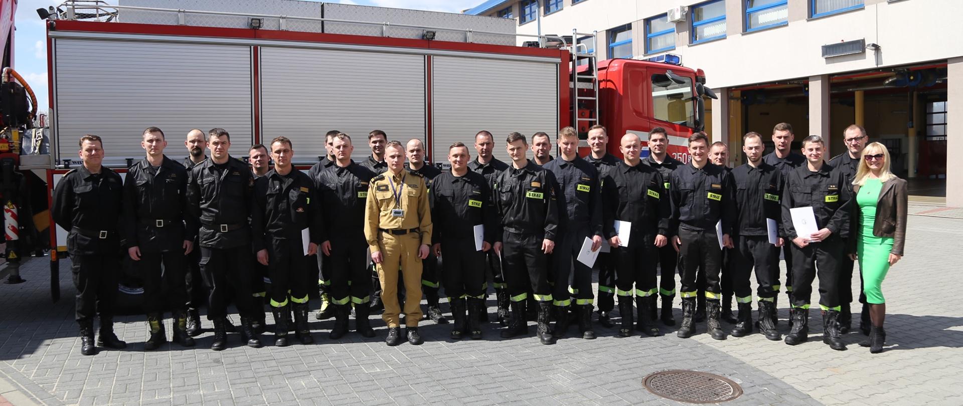 Grupowe zdjęcie uczestników szkolenia w towarzystwie Zastępcy Komendanta Centralnej Szkoły oraz pracowników Szkoły sprawującymi nadzór nad szkoleniem