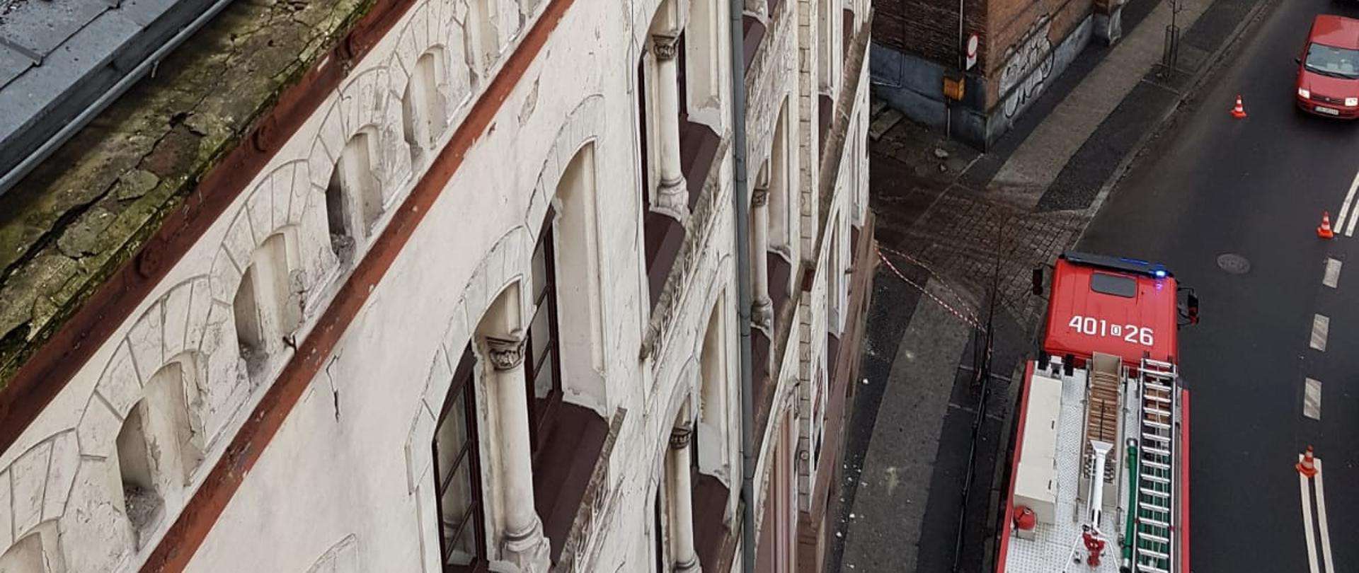 Zabezpieczenie oberwanej obróbki blacharskiej w budynku PSP nr. w Brzegu przy ul. Chrobrego