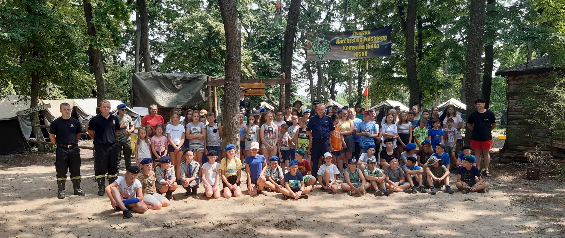 Uczestnicy ćwiczeń ewakuacyjnych na wypadek niekorzystnych zdarzeń pogodowych w ośrodku wypoczynkowym "Na Kopcu"