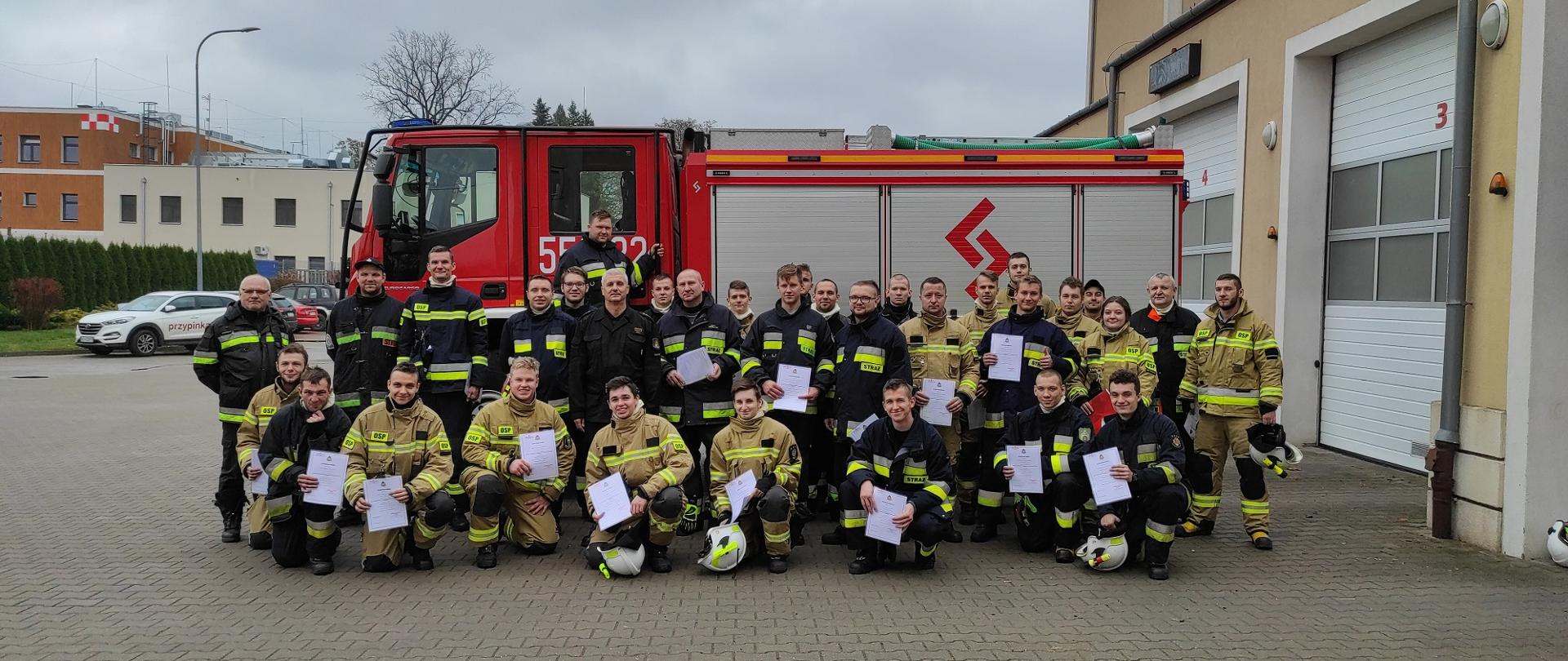Zdjęcie przedstawia uczestników kursu z Komendantem Powiatowym PSP w Szczytnie st.bryg. Grzegorzem Rybaczykiem
