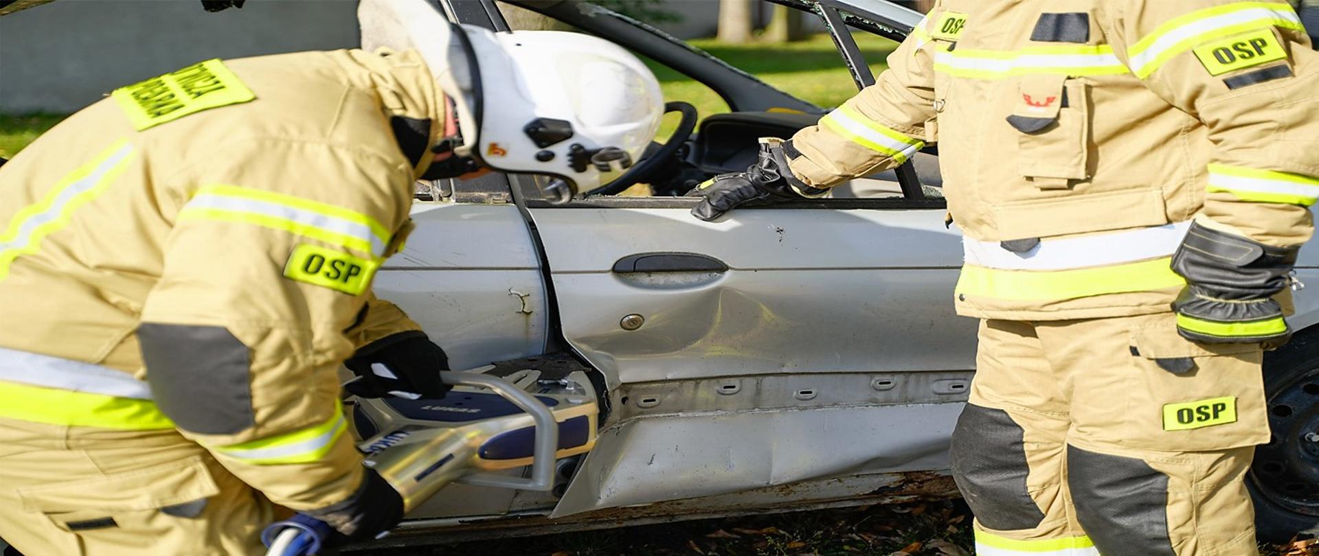 Komenda Powiatowa Państwowej Straży Pożarnej w Przasnyszu organizuje w terminie od 10 września do 29 października 2022 r. „ Szkolenie podstawowe strażaków ratowników Ochotniczych Straży Pożarnych”. Szkolenie prowadzone będzie w systemie weekendowych zjazdów na bazie Komendy Powiatowej PSP w Przasnyszu.
________________________________________
Na realizacje szkolenia przewidziano 133 godzin zajęć dydaktycznych w tym:
• Zajęcia dydaktyczne- 128 godzin dydaktycznych,
• Egzamin- 5 godzin dydaktycznych.
• Część tematów może być prowadzona poprzez platformę e-learingową.
Warunki przyjęcia na szkolenie:
• Wypełnione skierowanie wg. Wzoru określonego w „ Zasadach organizacji szkoleń członków Ochotniczych Straży Pożarnych biorących bezpośredni udział w działaniach ratowniczych” (druk skierowania w załączeniu oraz na stronie internetowej www.gov.pl/web/kppsp-przasnysz i www.archiwum.straz-przasnysz.pl),
• Wiek – ukończone 18 lat i nieprzekroczone 65 lat.
Organizacja szkolenia:
• Skreślenie kursanta z listy szkolenia następuje z dniem, gdy absencja na zajęciach od początku trwania szkolenia przekroczy 30% jednostek lekcyjnych (nie więcej niż 20% absencji na zajęciach praktycznych), przewidzianych w programie szkolenia.
• W przypadku niezaliczenia ćwiczenia w komorze dymowej kursant zostaje skreślony z listy szkolenia.
Zasady BHP podczas szkolenia:
• Na zajęciach teoretycznych obowiązuje kompletne umundurowanie koszarowe,
• Na ćwiczeniach oraz zajęciach praktycznych kompletne umundurowanie bojowe,
• Właściwy stan psychofizyczny.
Niespełnienie powyższych wymagań skutkować będzie skreśleniem zgłoszonego kursanta z listy szkolenia.
Ponadto informujemy, że kursanci powinni posiadać: dokument tożsamości, zeszyt do notatek, przybory do pisania.
Zajęcia będą realizowane przy zachowaniu bezwiednego reżimu sanitarnego, z zastosowaniem ogólnie obowiązujących zasad bezpieczeństwa i związanych z tym ograniczeń, w tym przestrzegania aktualnych zasad i ograniczeń.
Prawidłowo wypełnione skierowania należy dostarczyć do KP PSP w Przasnyszu do dnia 30 sierpnia 2022 r. osobiście, pocztą lub wysyłając na adres e-mail przasnysz@mazowsze.straz.pl
Wszystkie pytania oraz uzgodnienia dotyczące szkolenia proszę kierować do Specjalisty Wydziału Operacyjno- Szkoleniowego kpt. Karol Jonczyński tel. 29 752 65 34.