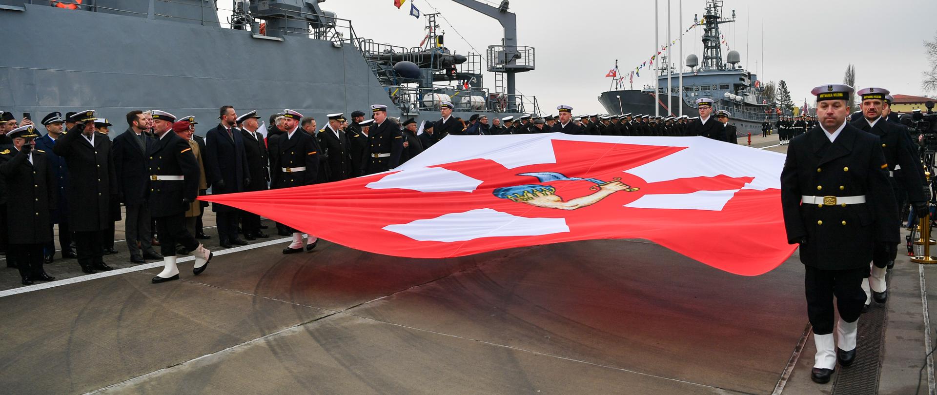 28 listopada 2025 roku w Morskim Porcie Wojennym w Świnoujściu Władysław Kosiniak-Kamysz wicepremier - minister obrony narodowej wraz z kadrą dowódczą Sił Zbrojnych RP, wziął udział w uroczystych obchodach Święta Marynarki Wojennej. Fot. plut. Wojciech Król/MON