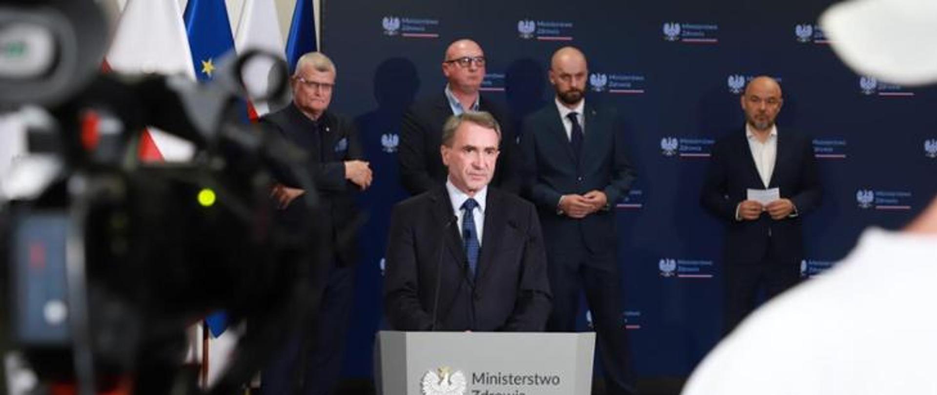 Zdjęcie przedstawia polityków podczas konferencji na temat powodzi