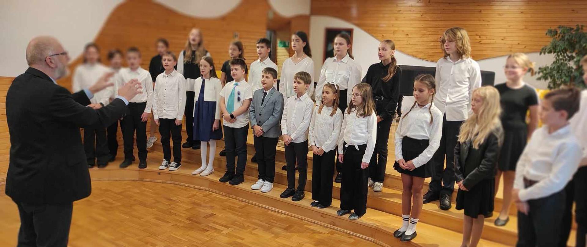 chór szkolny występujący na scenie