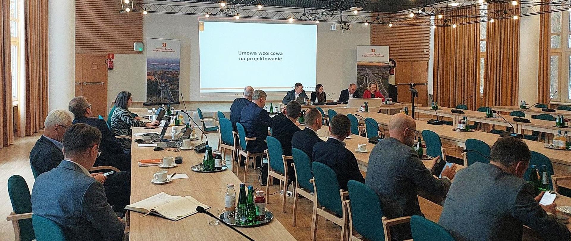 Sala Ośrodka szkoleniowo-konferencyjnego GDDKiA w Józefowie. Trwające spotkanie z projektantami inwestycji drogowych.