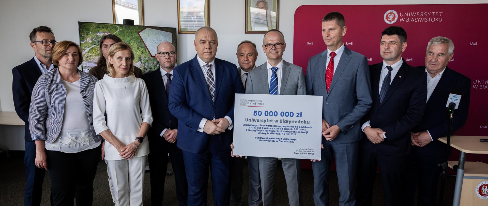 Wicepremier Jacek Sasin podczas przekazania czeku na dofinansowanie budowy nowej siedziby nauk społecznych - Wydziału Ekonomii i Finansów, Instytutu Zarządzania i Instytutu Socjologii Uniwersytetu w Białymstoku