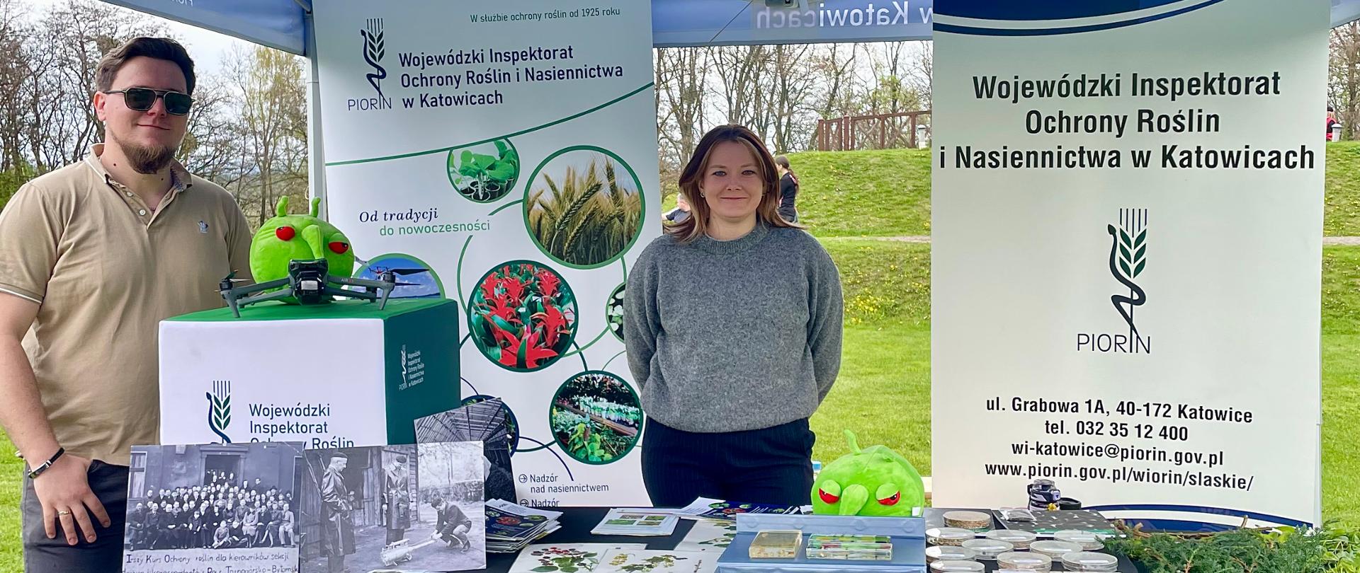 Na zdjęciu 2 pracowników WIORiN Katowice podczas wydarzenia w planerze - Dnia krzewów w Ogrodzie Botanicznym w Mikołowie. 