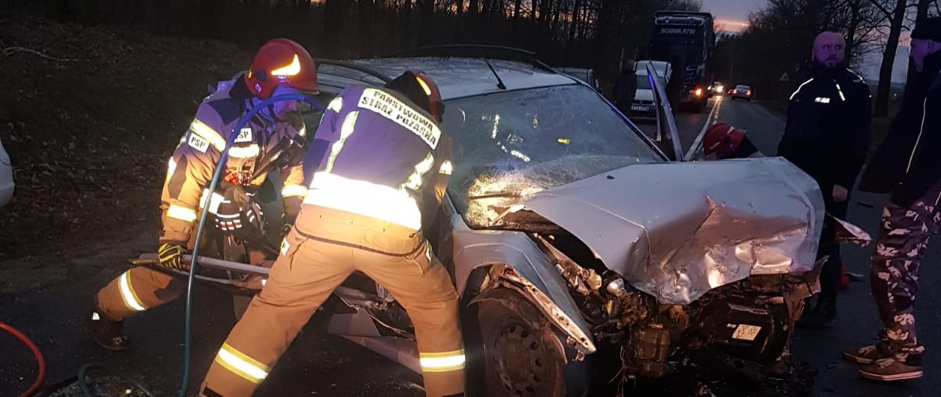 Na drodze wojewódzkiej doszło do zderzenia czołowego dwóch samochodów osobowych. w jednym samochodzie została uwięziona osoba. Strażacy przy użyciu sprzętu hydraulicznego rozpoczęli robić dostęp do poszkodowanej osoby.