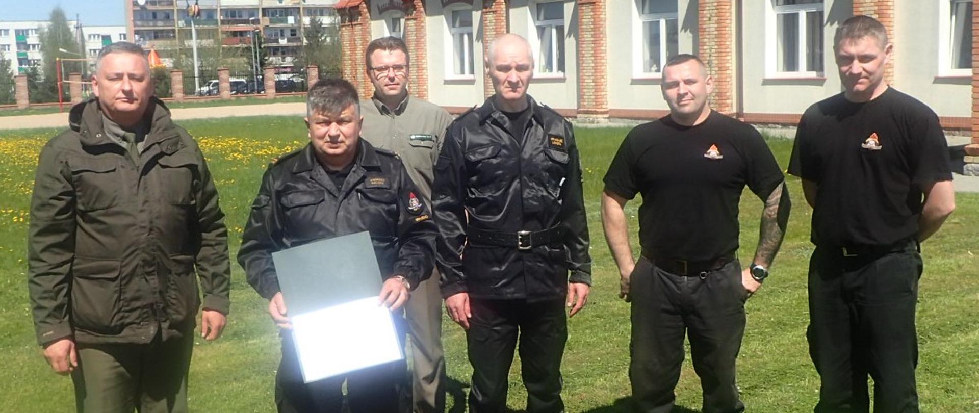 Funkcjonariusze PSP oraz pracownicy Lasów Państwowych 