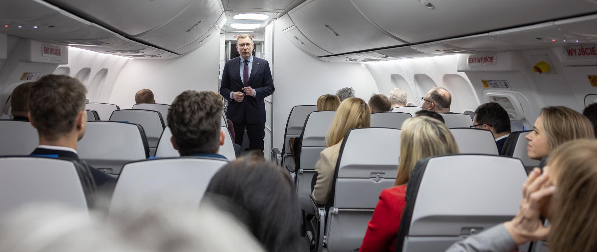 Wiceminister Maciej Małecki podczas otwarcia Polskiej Akademii Lotniczej.