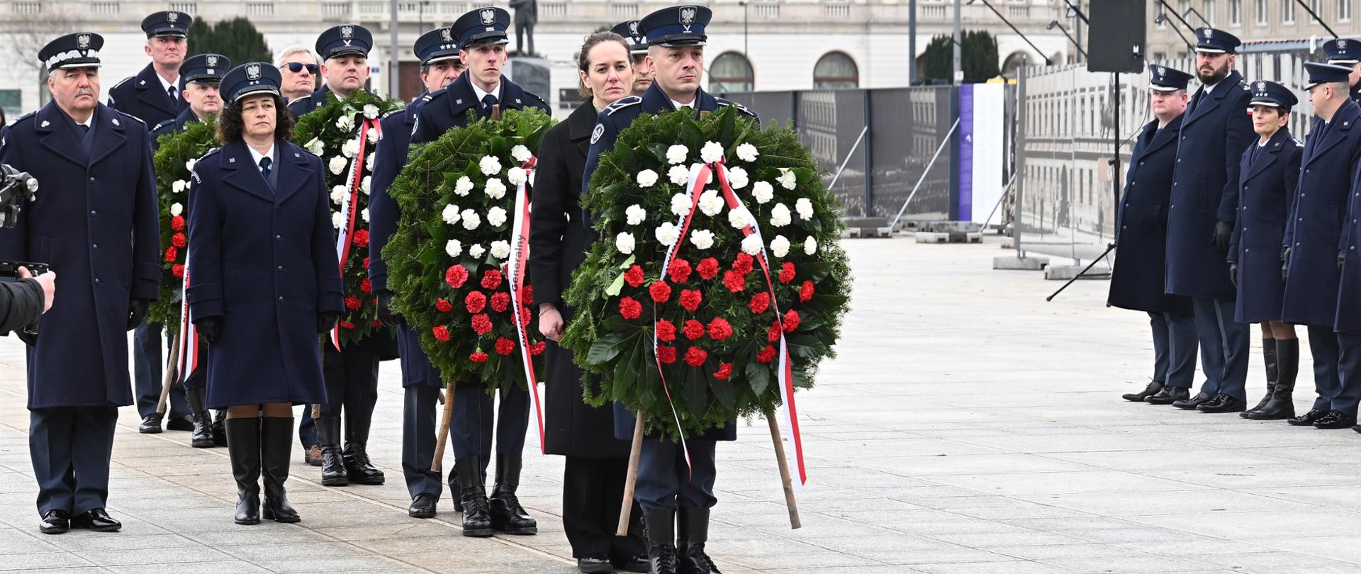 Wiceminstra Maria Ejchart na obchodach Dnia Tradycji Służby Więziennej