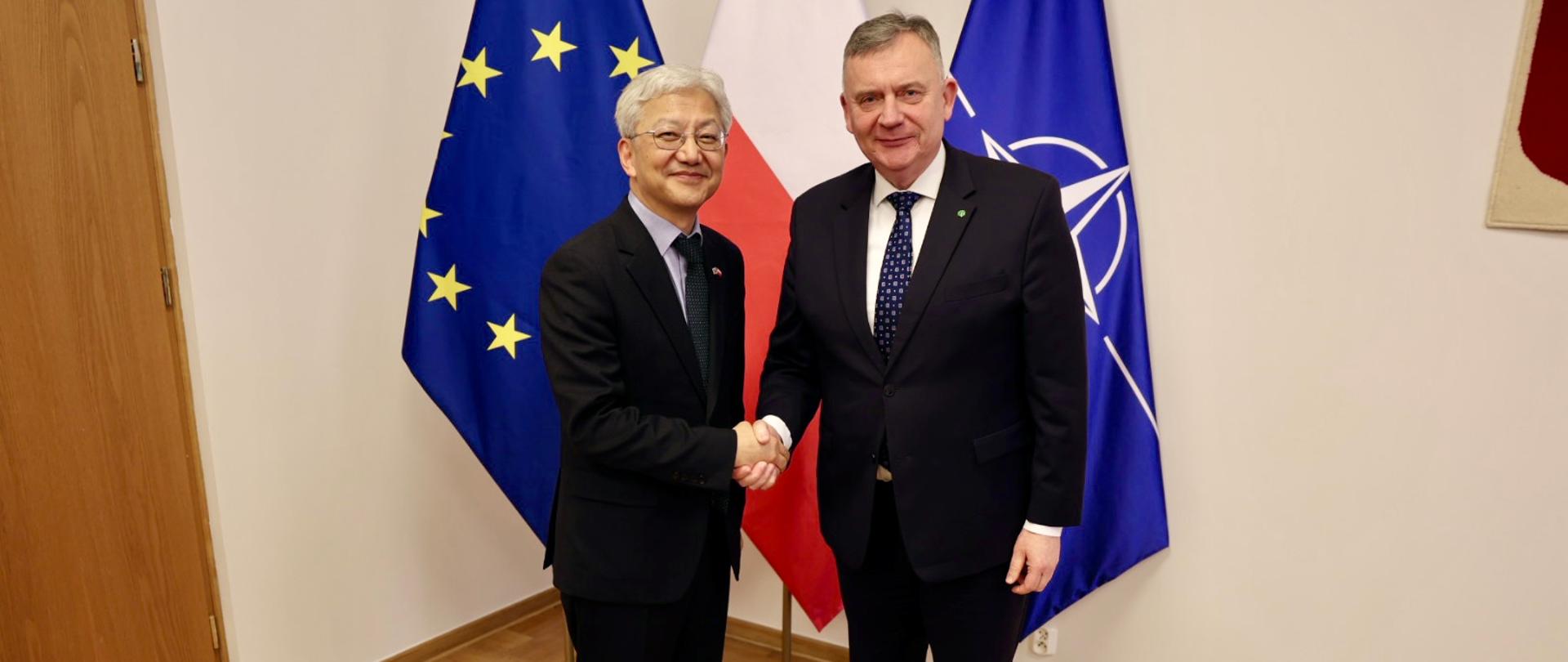 3 grudnia 2025 r. wiceminister obrony narodowej Paweł Bejda spotkał się z Ambasadorem Republiki Korei Jun Joul Tae w celu omówienia współpracy obronnej, w tym programów modernizacyjnych.