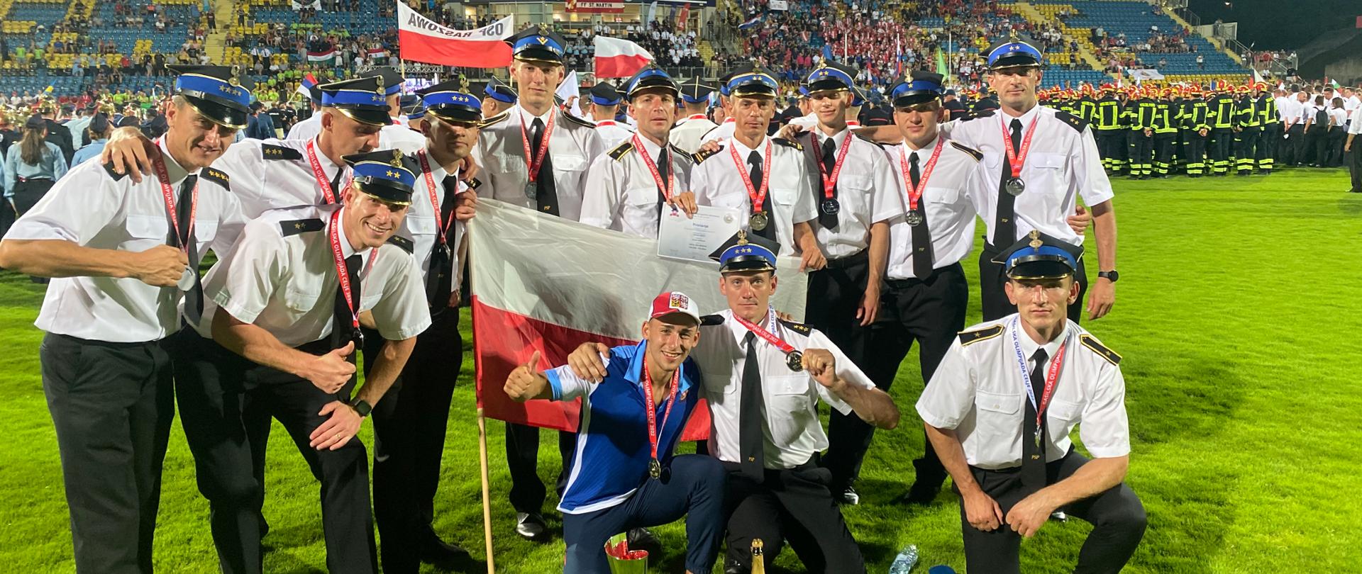 Polscy strażacy zostali wicemistrzami Olimpiady Gaśniczej w Celje 2022! - odznaczona medalami reprezentacja Polski z Piotr Sadowskim z JRG1 