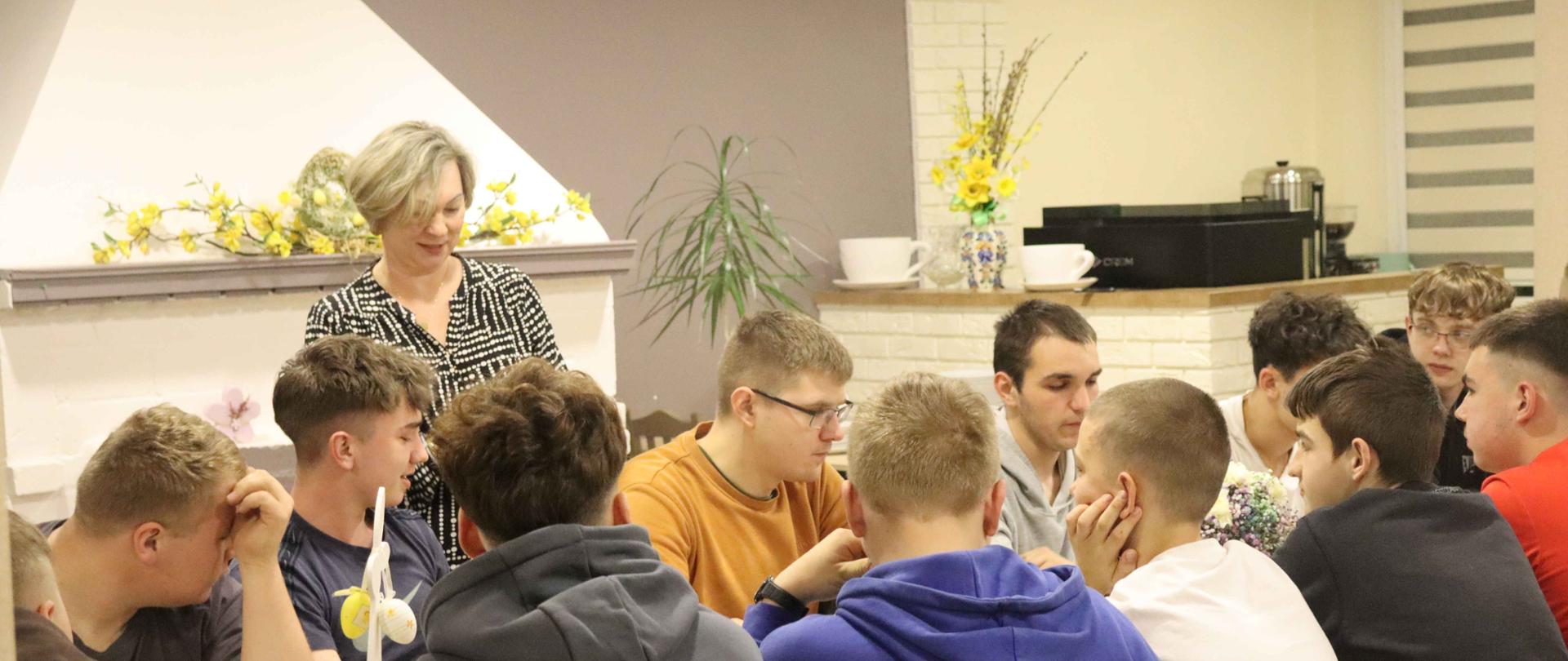 Świąteczne spotkanie w internacie – przy herbacie i wielkanocnej babce