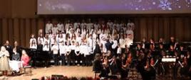 Zdjęcie zbiorowe - chór i orkiestra na scenie filharmonii