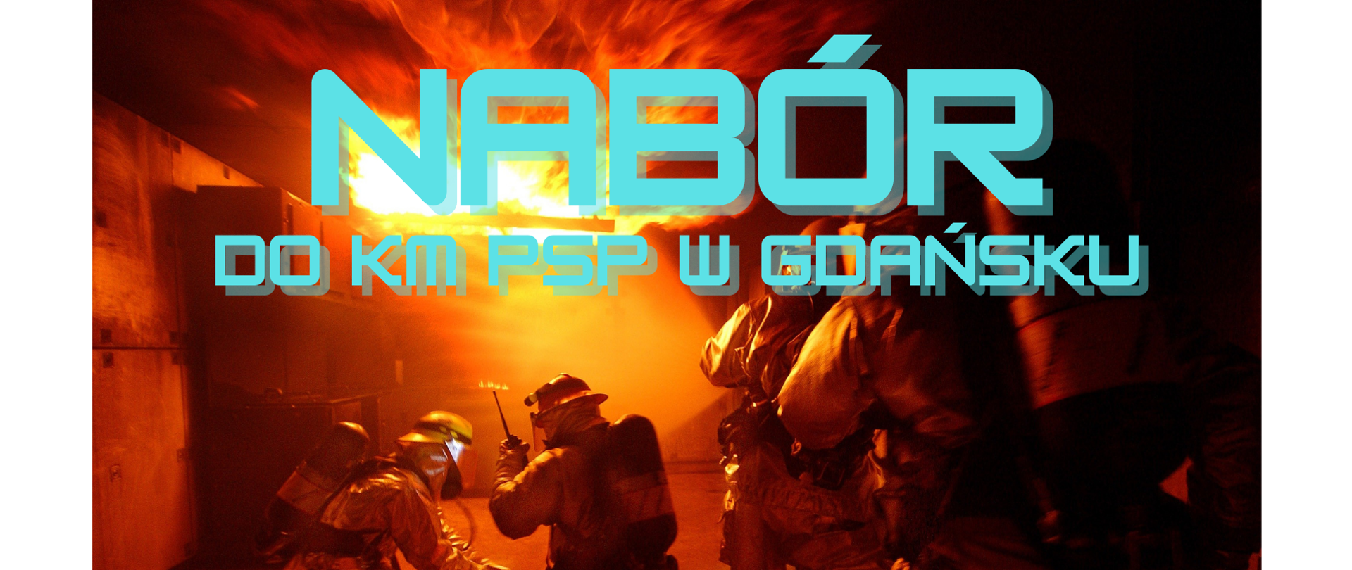 Strażacy w trakcie ćwiczeń. W tle ogień. Na pierwszym planie napis nabór do KM PSP w Gdańsku.