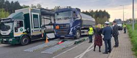 Przedstawicieli Europejskiego Urzędu ds. Pracy (ELA) uczestniczą w szczegółowej kontroli stanu technicznego ciężarówki. Kontrola przeprowadzana jest z użyciem najnowocześniejszej Mobilnej Jednostki Diagnostycznej, jaką dysponuje małopolska Inspekcja Transportu Drogowego.