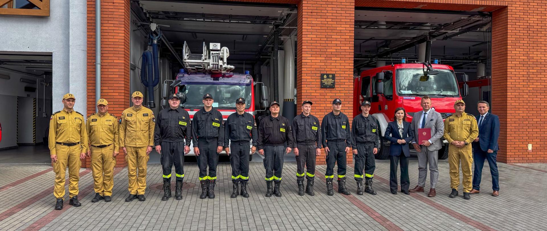Zdjęcie stanu osobowego przed komendą w obecności Pani Wojewody i Starostów