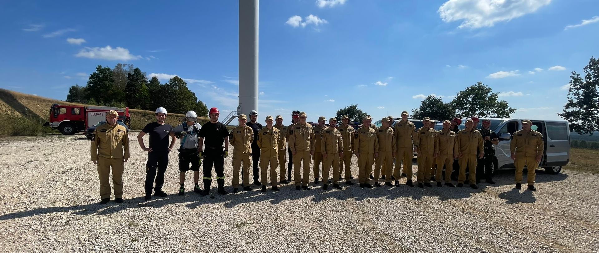 Zdjęcie grupowe na tle turbiny