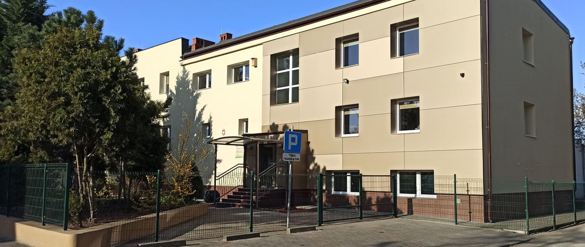 Zdjęcie przedstawia budynek szkoły od strony parkingu.