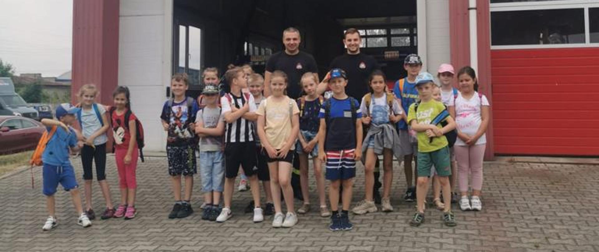 Dzieci ze Szkoły Podstawowej nr 3. Strażacy z Jednostki Ratowniczo Gaśniczej