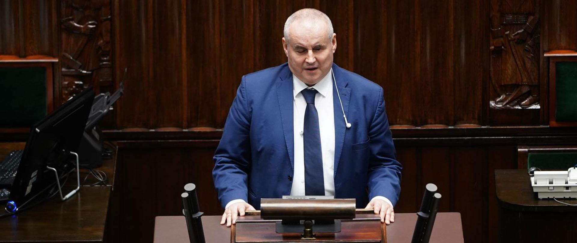 Wiceminister Paweł Wdówik podczas swojego wystąpienia w Sejmie.