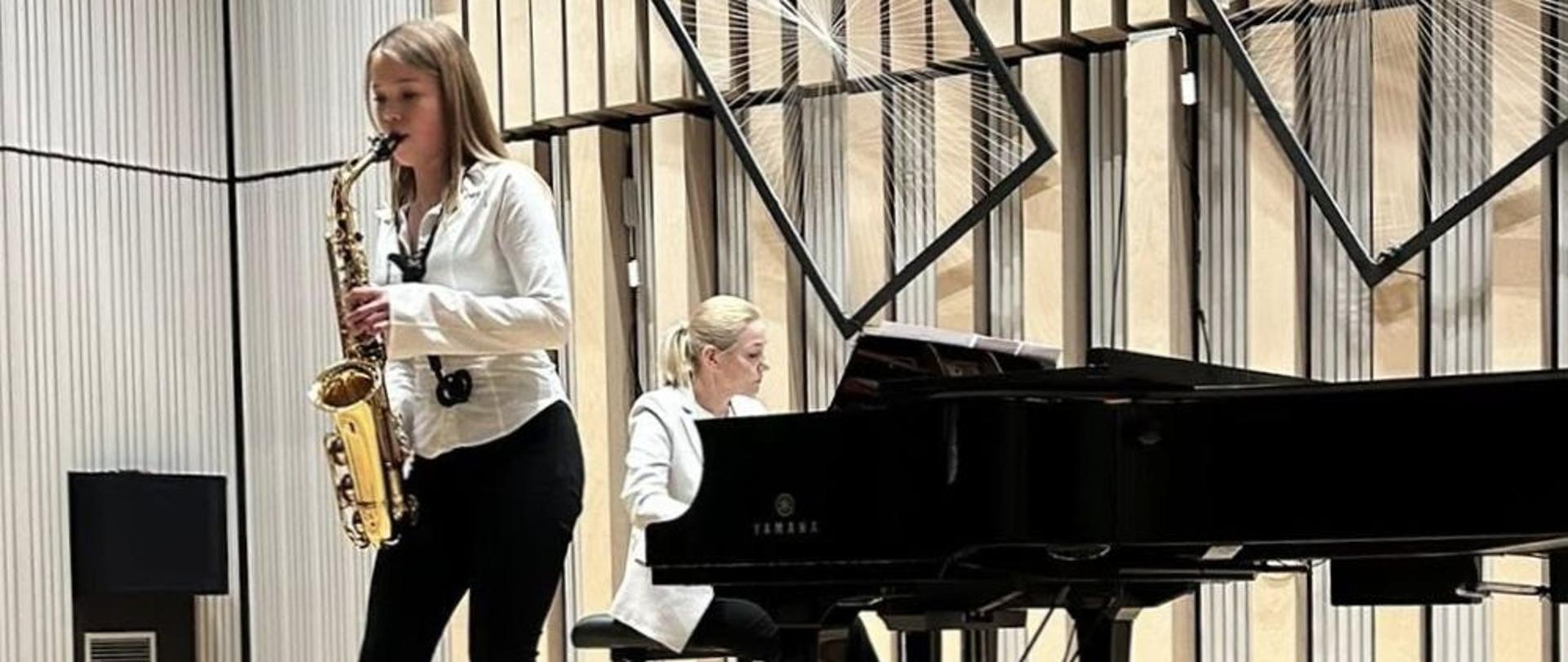 Laura Nowak i Elwira Janiec-Krajewska w trakcie konkursu