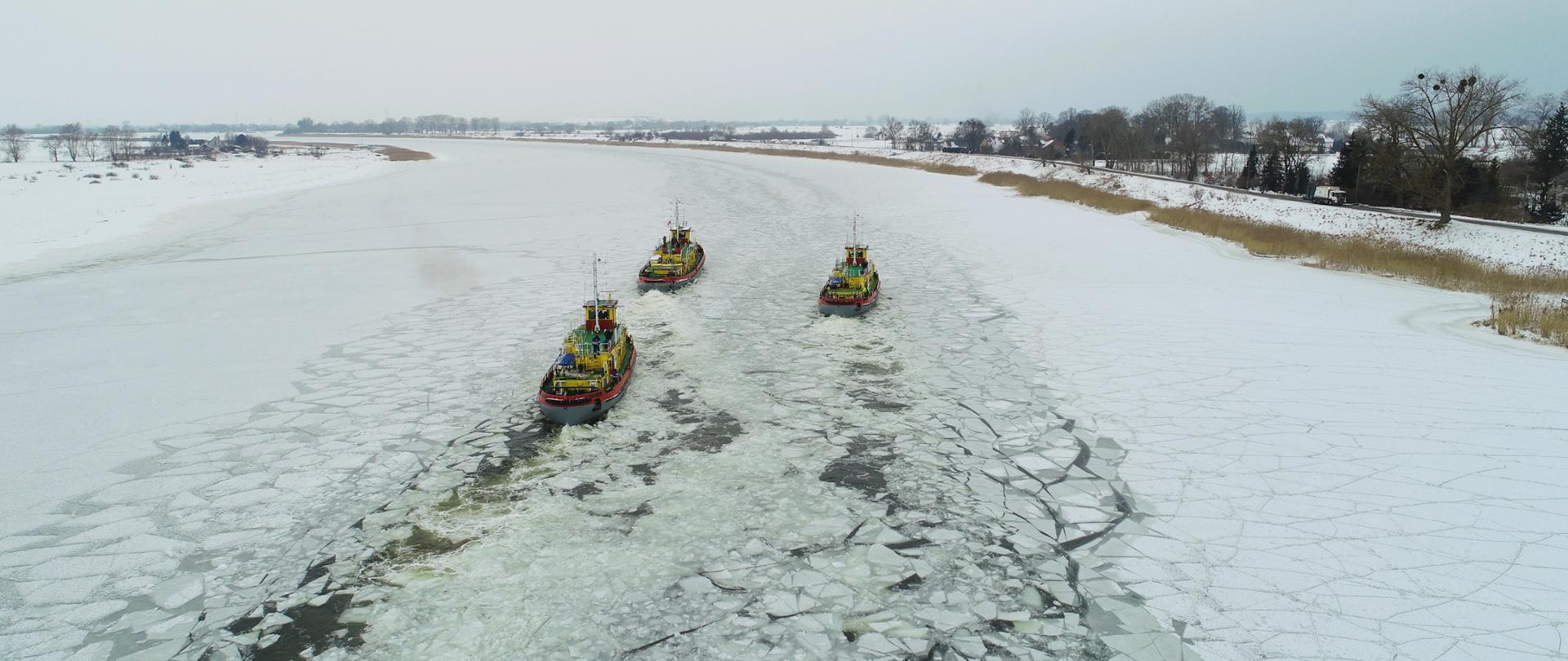 Lodołamacze podczas akcji lodołamania na ujściowym odcinku Wisły