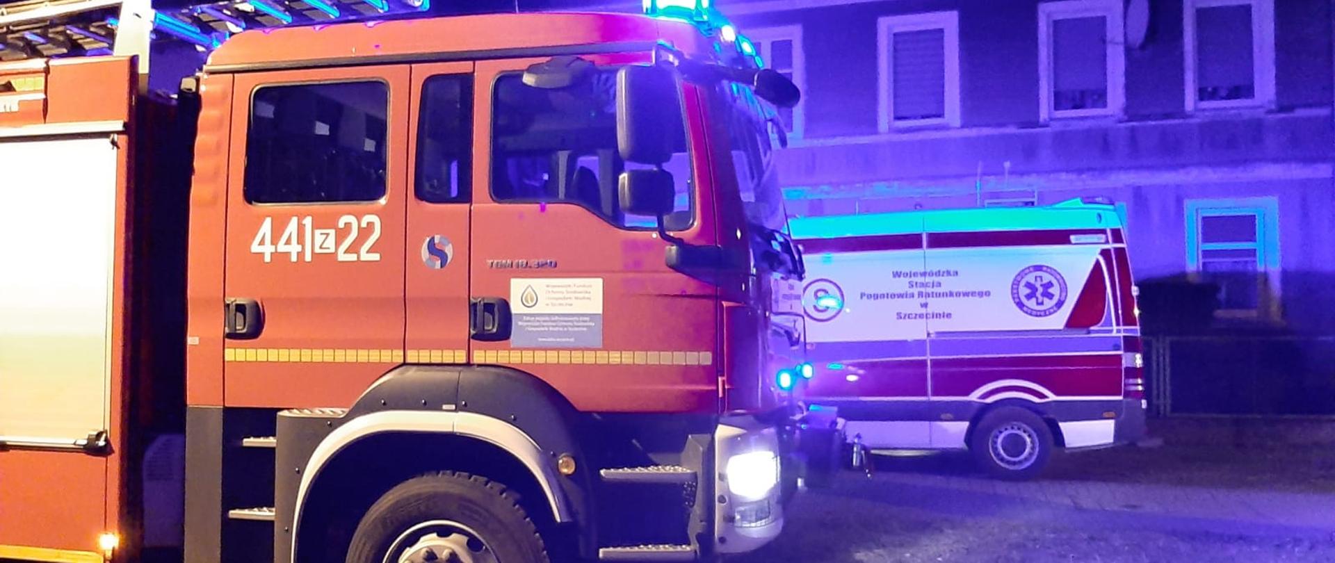 widoczny pojazd gaśniczy oraz ambulans