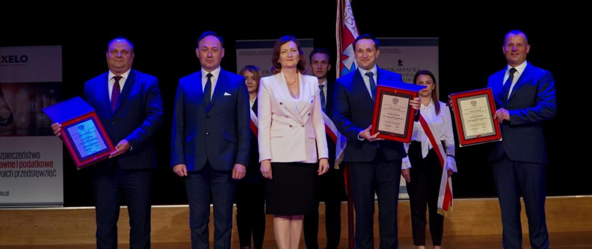 Wojewoda podkarpacki Ewa Leniart z pełnomocnikiem do spraw rodzin Rafałem Czuprykiem i trzema podkarpackimi samorządowcami 